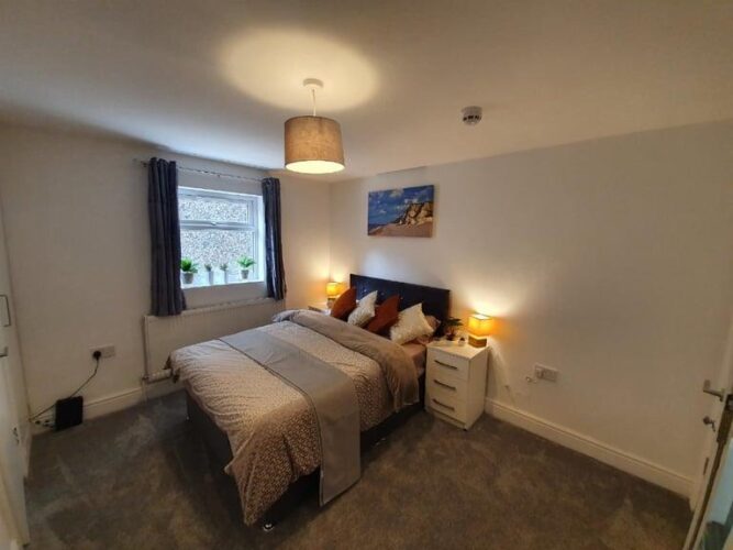 Immaculate condition 5 Bedrooms spacious HMO licence property in Chigwell — Company Let Allowed