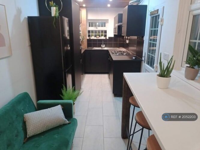 Hollybank Road L18 – 5 bed house available for a group of students/professionals
