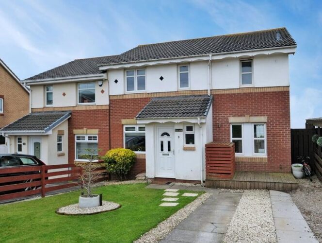 Spacious Four-Bedroom semi-detached in Cove with panoramic sea views