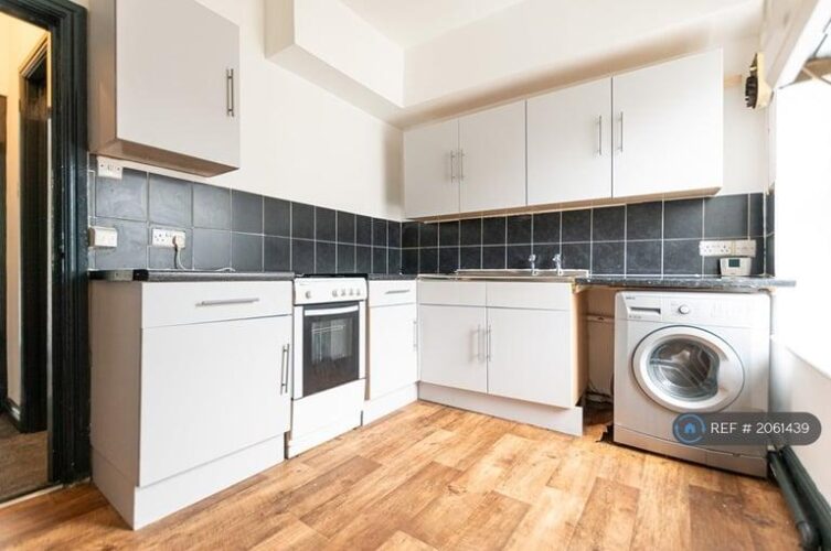 1 bedroom flat in Bath Road, Buxton, SK17 (1 bed) (#2061439)
