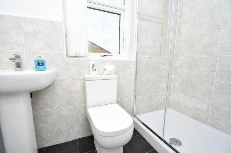 Newly Refurbished 4 Bed HMO in Stoke Perfect location for Students Return PA In Excess of 30%