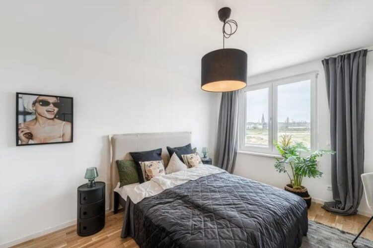I bed studio flat including all bills close to bury town centre