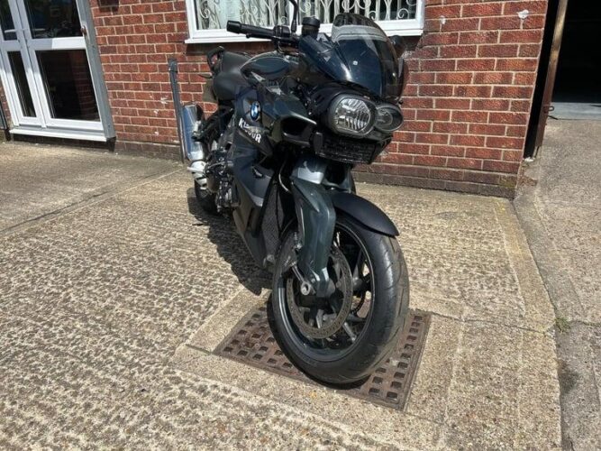 2010 BMW K 1300R in a dark grey – cool bike
