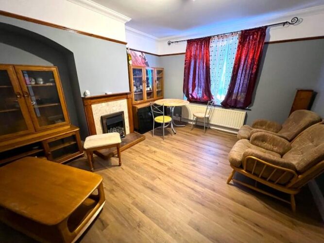 Recently Fully Renovated 3 Bedrooms Semi-Detached house in Dagenham — Company Let Allowed
