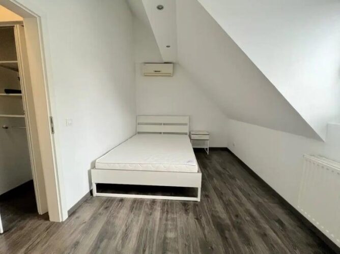 Spacious one bedroom contemporary apartment with Gym, Concierge and Balcony in Silver Town