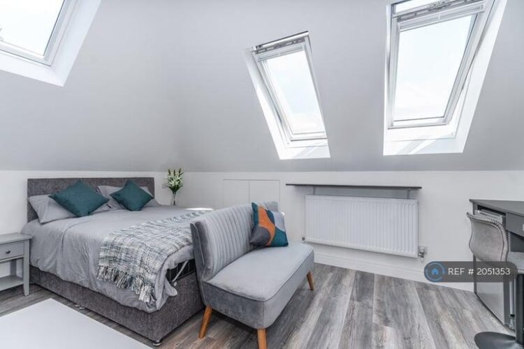 Recently Fully Renovated 3 Bedrooms Semi-Detached house in Dagenham — Company Let Allowed