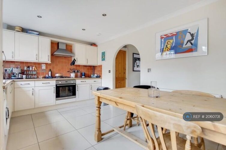 2 bedroom flat in Reform Street, London, SW11 (2 bed) (#2060454)
