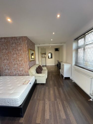 Open plan double bedroom / Lounge/Office available 1st May