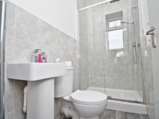 6 Bed 6 Bath HMO Preston City Centre Fully Refurbed High Spec Throughout Returns In Excess of 45% PA