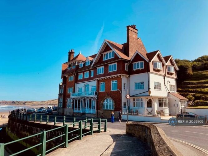 2 bedroom flat in The Parade, Sandsend, Whitby, YO21 (2 bed) (#2059769)
