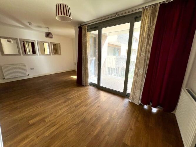 Spacious one bedroom contemporary apartment with Gym, Concierge and Balcony in Silver Town